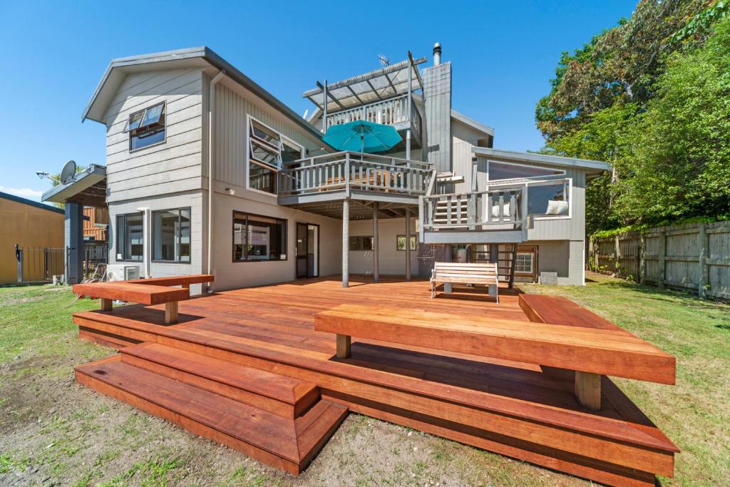 ein Haus mit einer großen Holzterrasse davor in der Unterkunft Choice Wharewaka - Taupo Holiday Home in Taupo