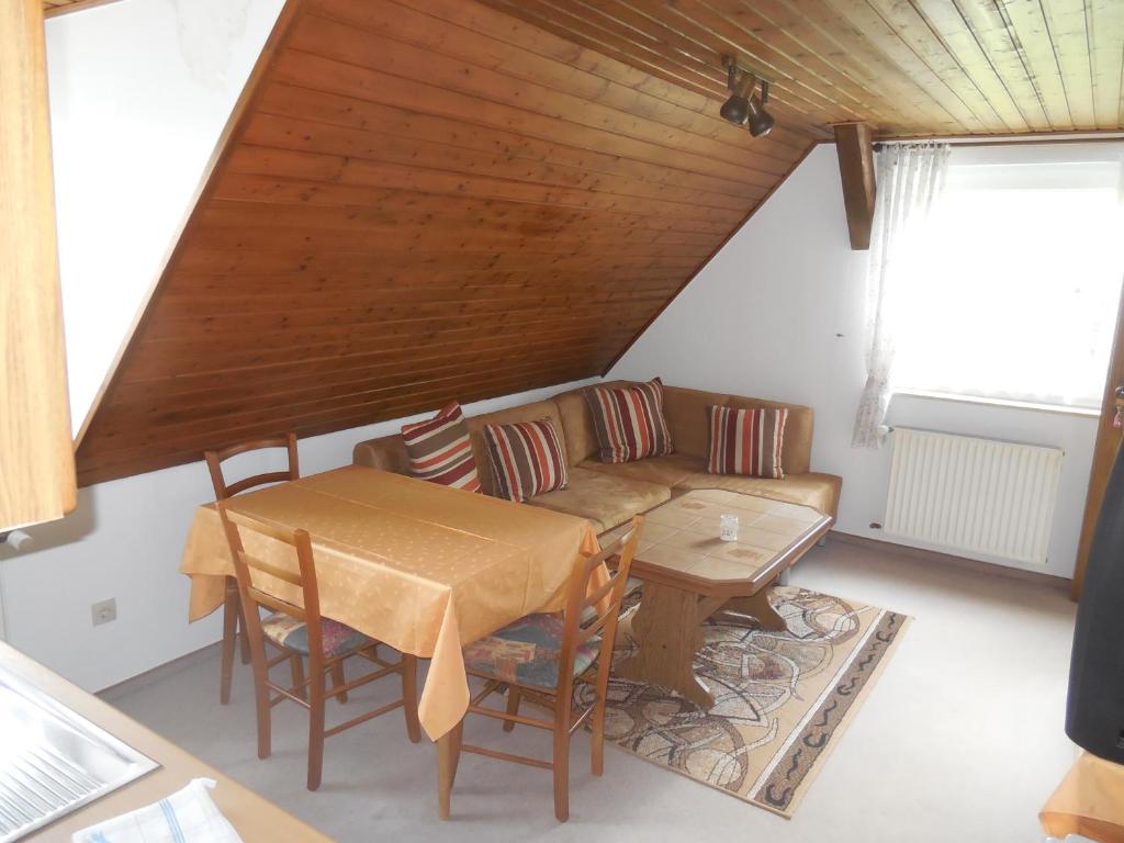 ein Wohnzimmer mit einem Sofa und einem Tisch in der Unterkunft Gasthaus Wollmeiner in Schmallenberg