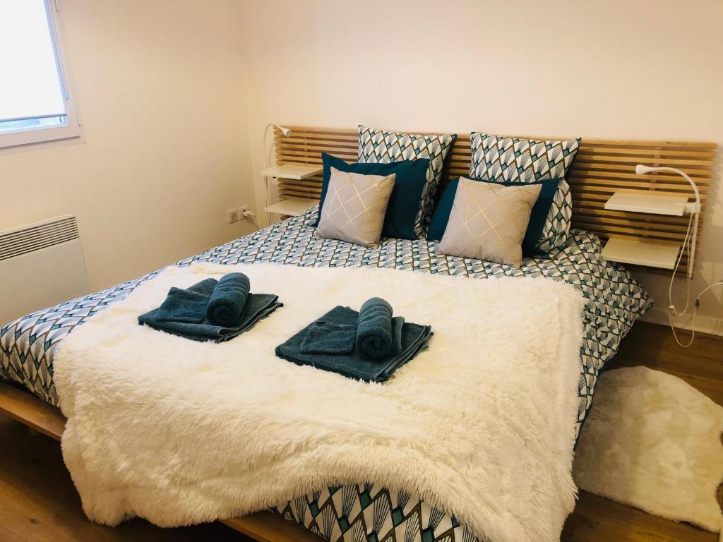 Un pat sau paturi într-o cameră la Maison La Baliere,2 chambres,5 personnes, à 20 minutes du Puy du Fou