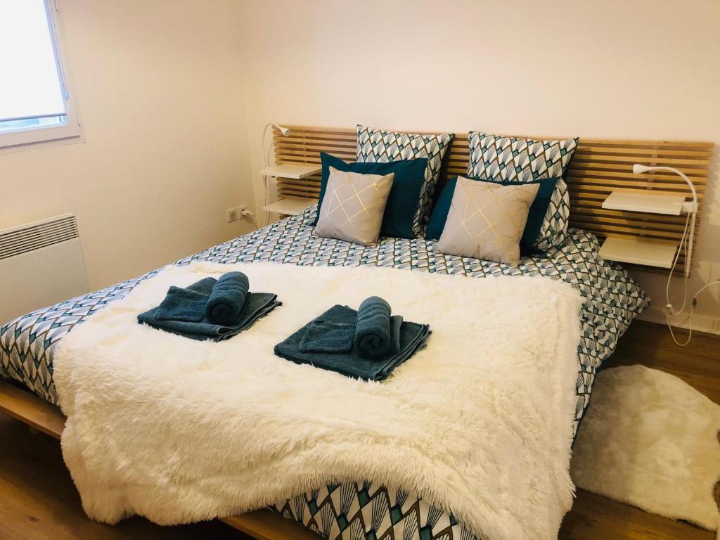 a bedroom with a bed with towels on it at Maison La Baliere,2 chambres,5 personnes, à 20 minutes du Puy du Fou in Pouzauges