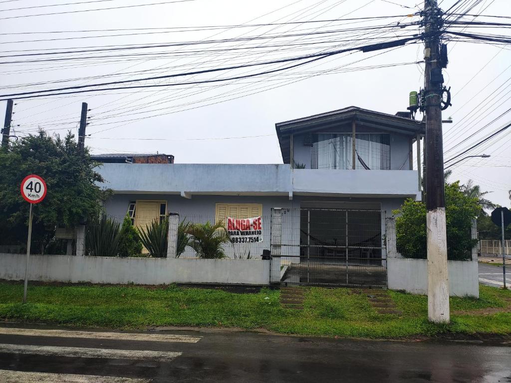 a building on the corner of a street with a no parking sign at Casa da Daiana na Praia da Cal Torres in Torres