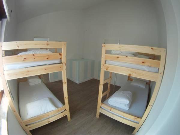 Postel nebo postele na pokoji v ubytování Ahoy Porto Covo Hostel