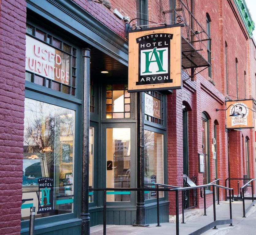 una tienda con un cartel en la parte delantera de un edificio en Historic Hotel Arvon en Great Falls