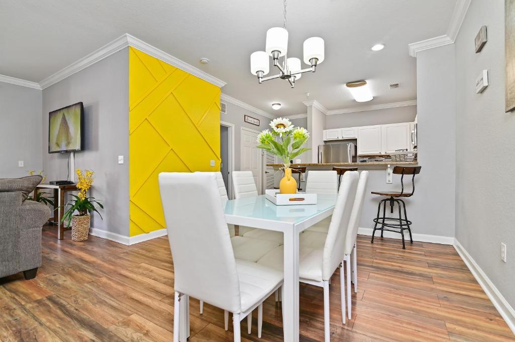 jadalnia i kuchnia ze stołem i krzesłami w obiekcie Minutes from Disney, Universal Studios and more! w mieście Kissimmee