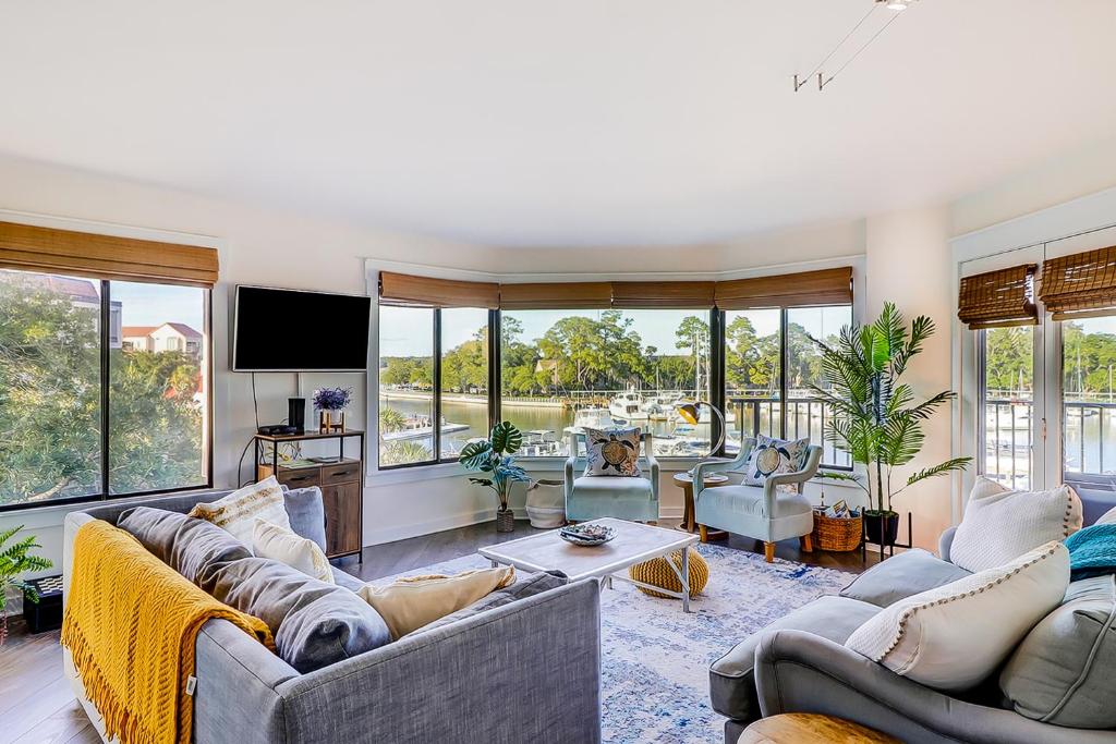 sala de estar con 2 sofás y TV en Yacht Club Villas 7542 en Hilton Head Island