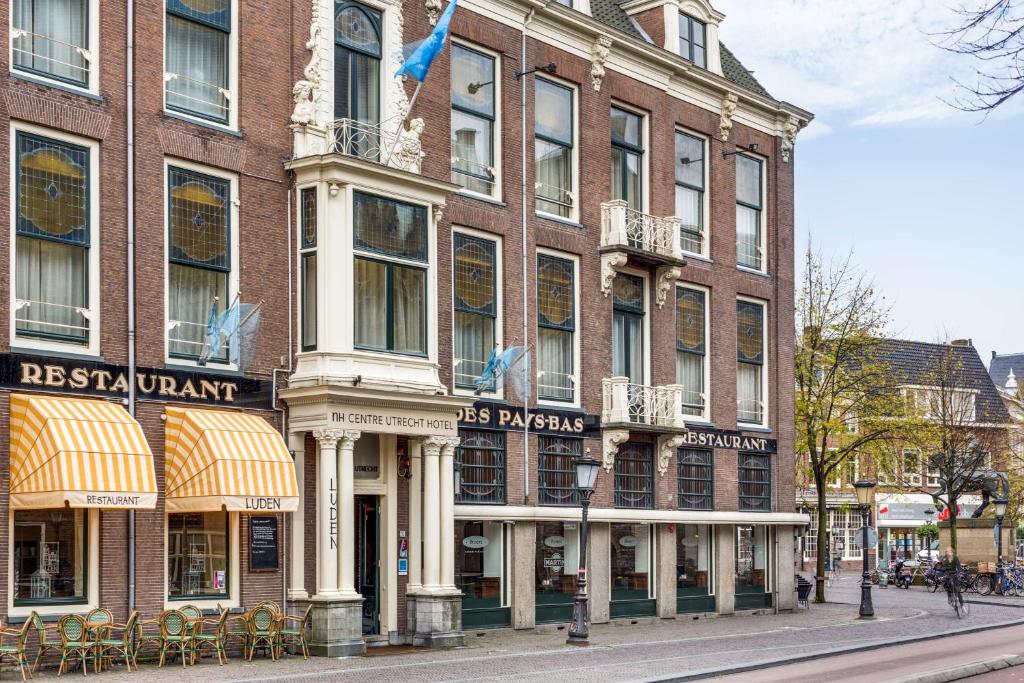 un gran edificio de ladrillo en una calle de la ciudad en NH Centre Utrecht Hotel en Utrecht