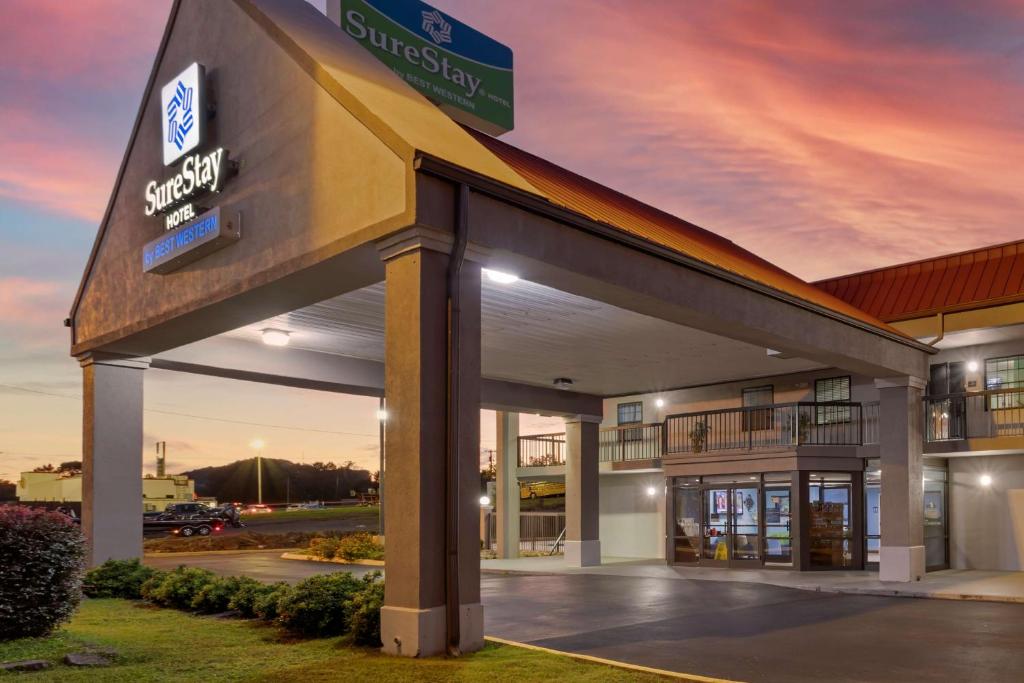 een bord aan de zijkant van een hotelgebouw bij SureStay Hotel by Best Western Lenoir City in Lenoir City