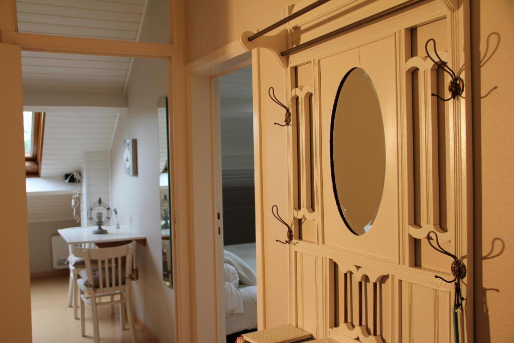 Una puerta a una habitación con un espejo. en B&B Huize Bex, en Overpelt