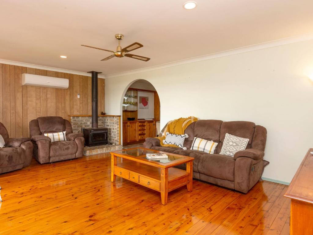 uma sala de estar com dois sofás e uma mesa de centro em Wayila em Hawks Nest