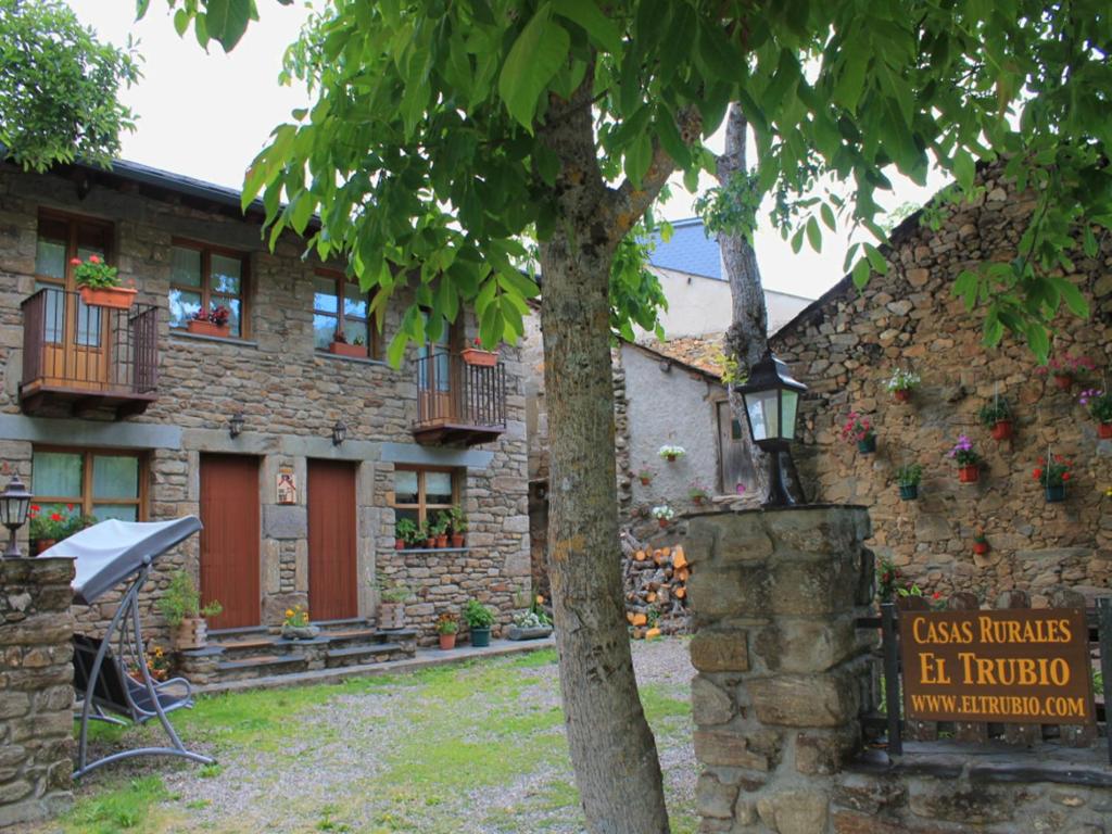 un edificio con un árbol delante de él en Casa rural El Trubio, en Vigo de Sanabria