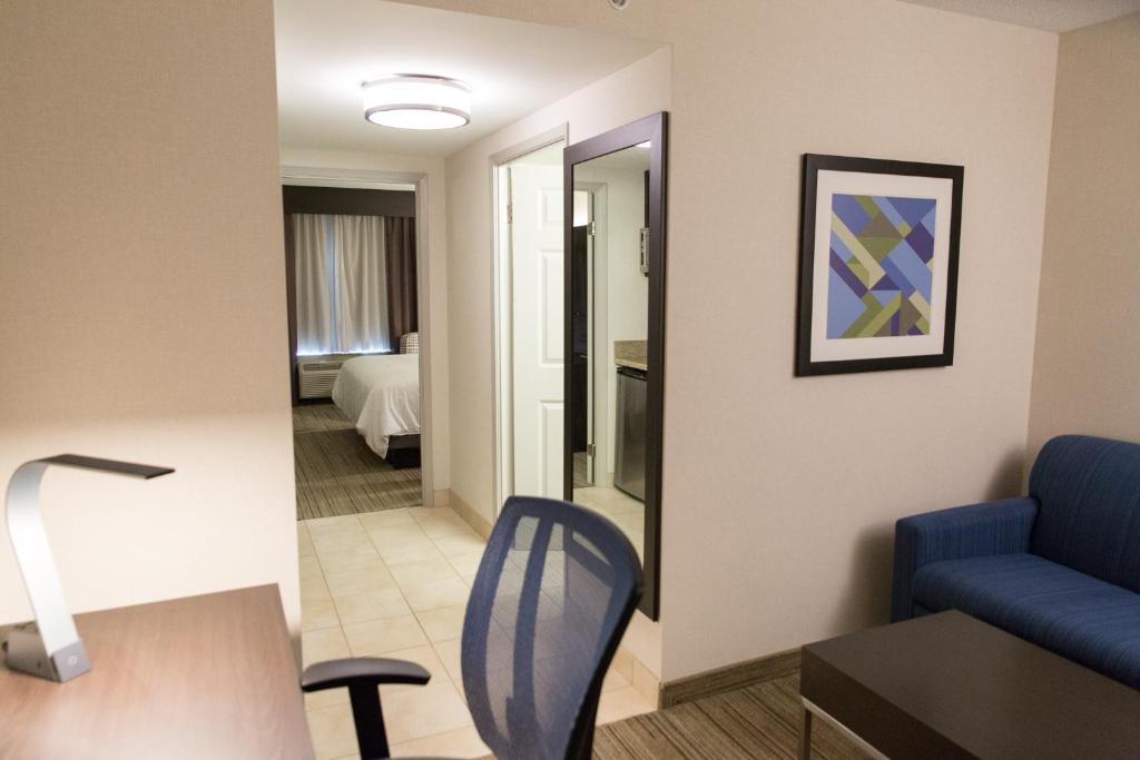 Posezení v ubytování Holiday Inn Express Brampton by IHG