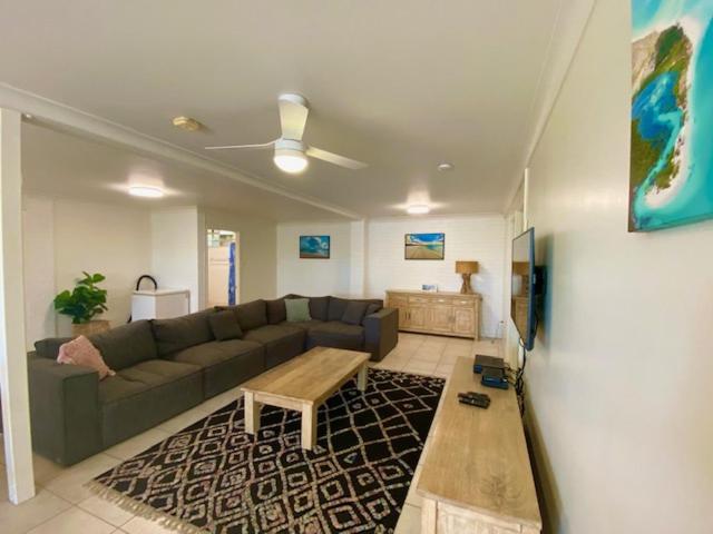 費沙島的住宿－Orchid Beach Apartments，客厅配有沙发和桌子