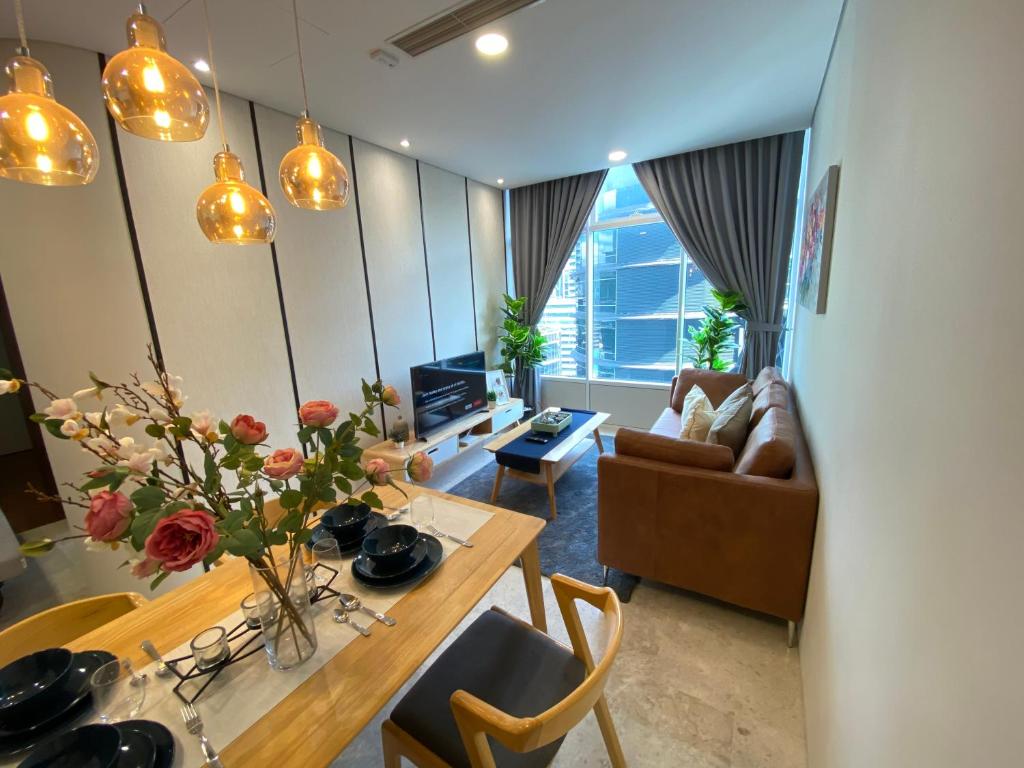 クアラルンプールにあるSky Suites KLCC by GENESISのテーブルとソファのあるリビングルーム