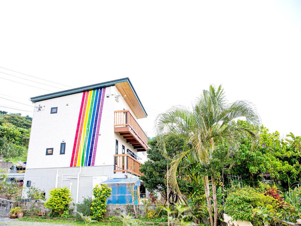 Kachabaruにある天弓イン Tenkyu Innの建物の横に描かれた虹