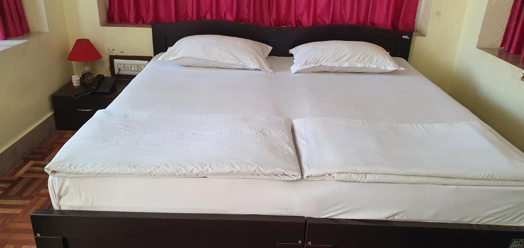 Postel nebo postele na pokoji v ubytování Hotel Gandhara