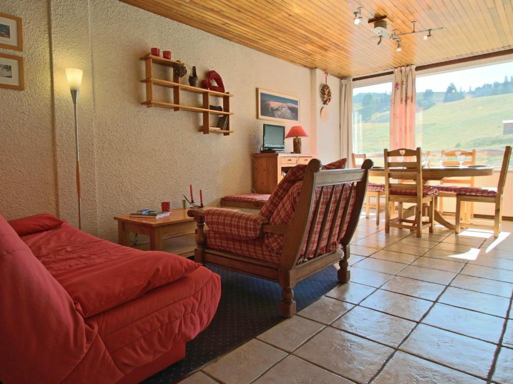 ein Wohnzimmer mit einem Sofa und einem Tisch in der Unterkunft Appartement Chamrousse, 2 pièces, 6 personnes - FR-1-549-11 in Chamrousse