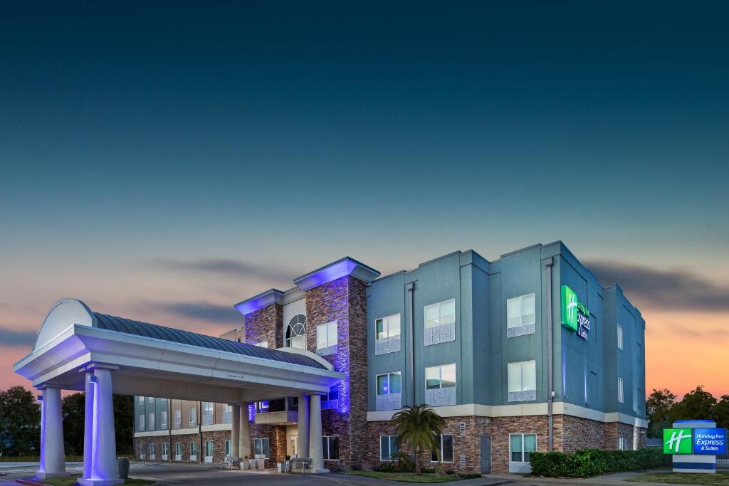 ロックポートにあるHoliday Inn Express & Suites Rockport - Bay View, an IHG Hotelの建物付きホテル