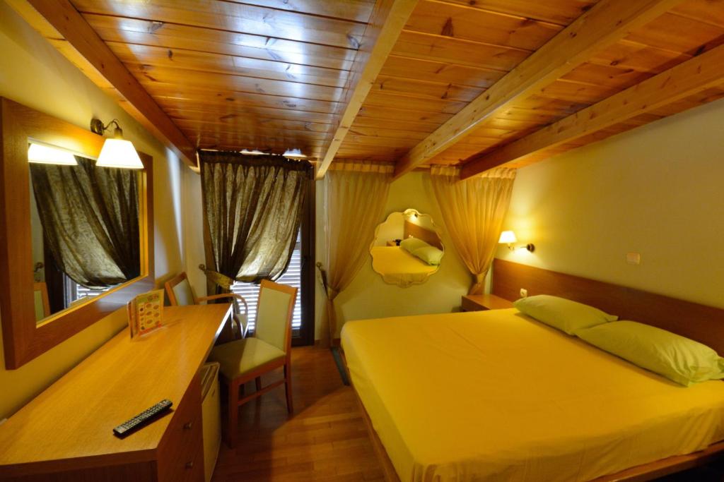 Postel nebo postele na pokoji v ubytování Hotel Chris