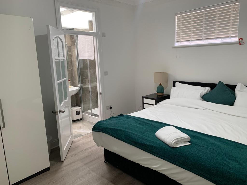 Uma cama ou camas num quarto em Beautiful All room En-suite 4 bedrooms house , Free parking, WiFi, Corporate, Contractors, Family relocation, CONTACT US FOR LONG TERM RATE