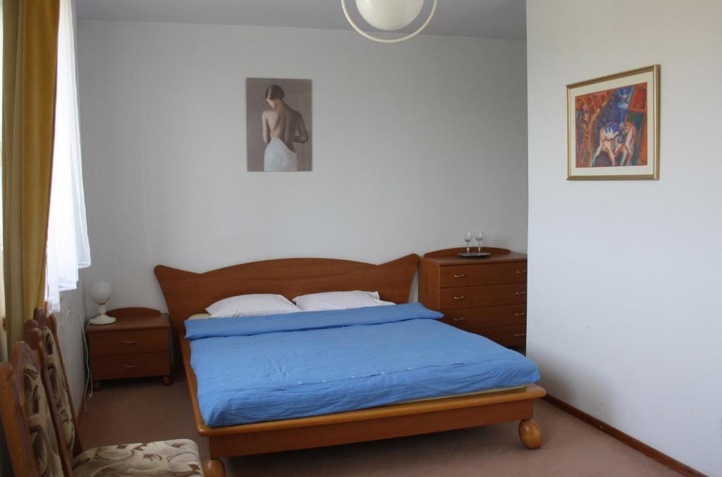 a bedroom with a bed and a dresser at Dom pod Czarnym Bocianem in Tykocin