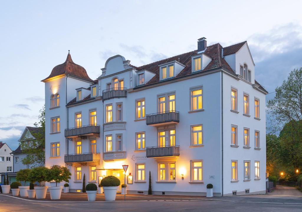 un gran edificio blanco con luces encendidas en Laudensacks Parkhotel & Retreat, en Bad Kissingen