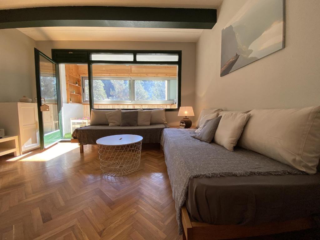 sala de estar con sofá y mesa en Precioso Apartamento en La Molina en La Molina Alp