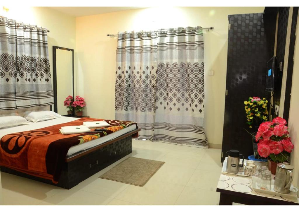 een slaapkamer met een bed en een raam met gordijnen bij Forest Villa Banglow 6BHK in Panchgani