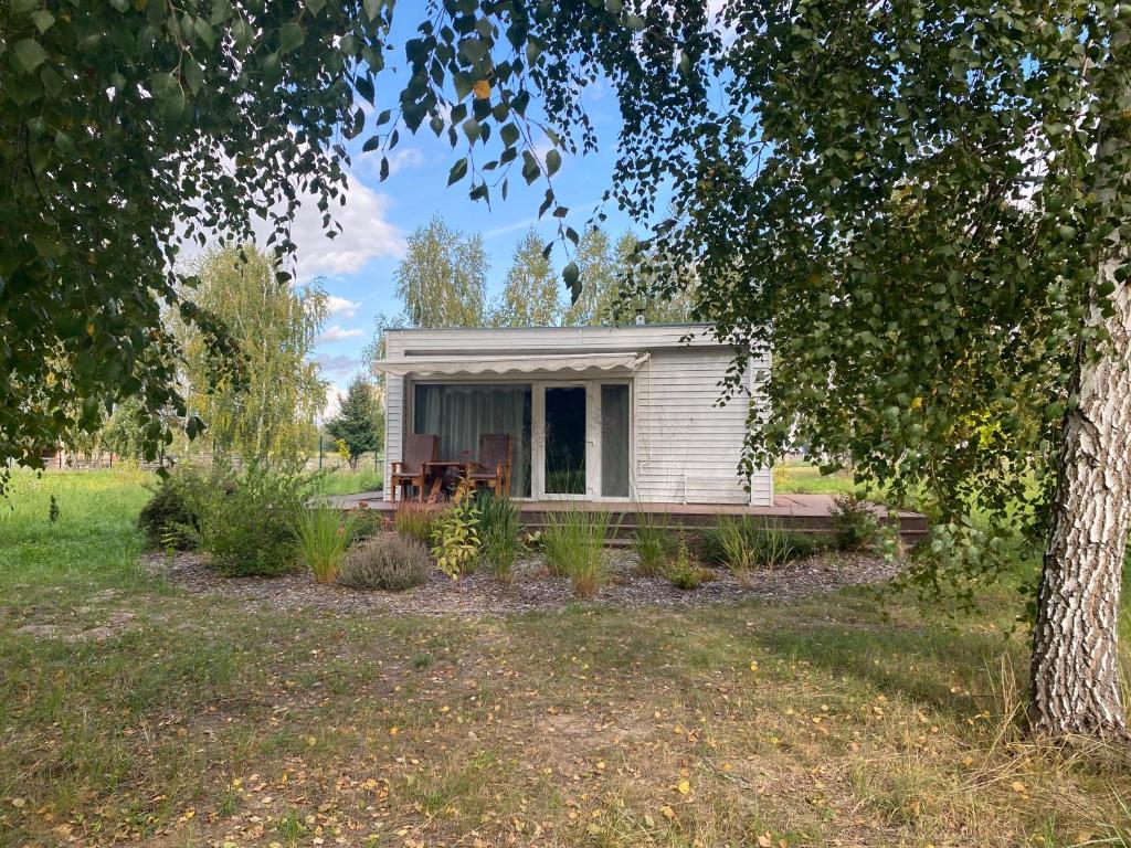 una pequeña casa blanca en medio de un campo en Camping in Nature Park Beremytske en Beremytske