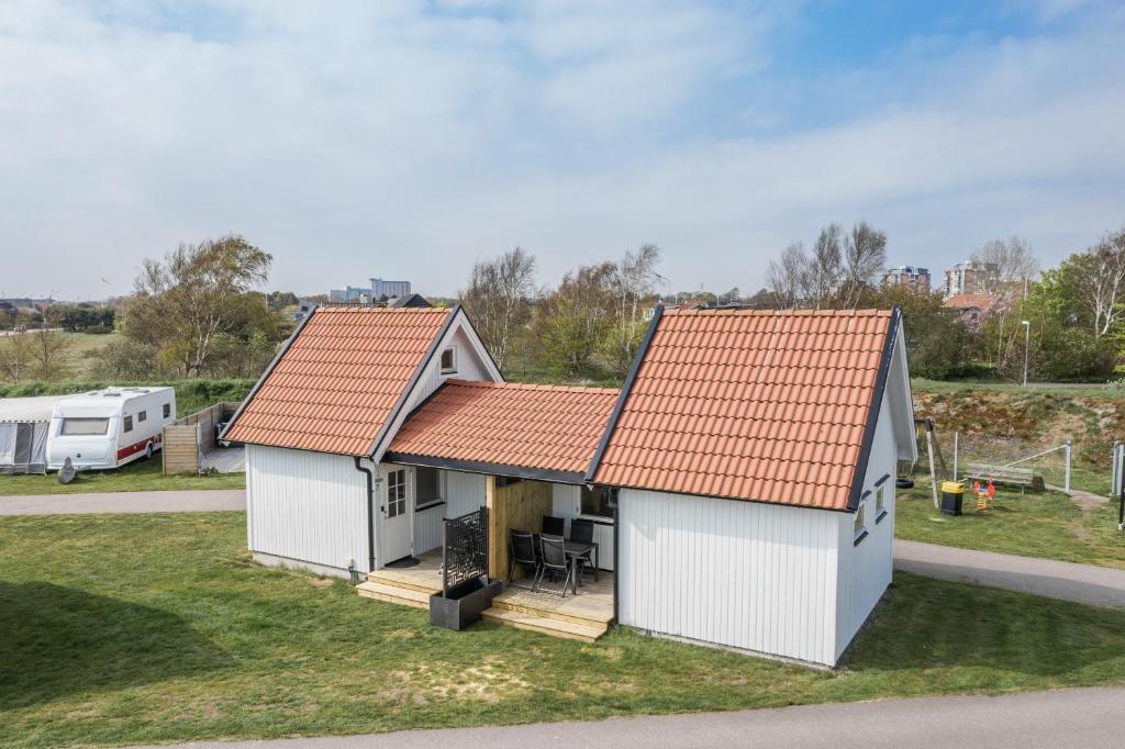 ファルケンベリにあるSkrea Campingのオレンジ色の屋根の家2軒の上空の景色