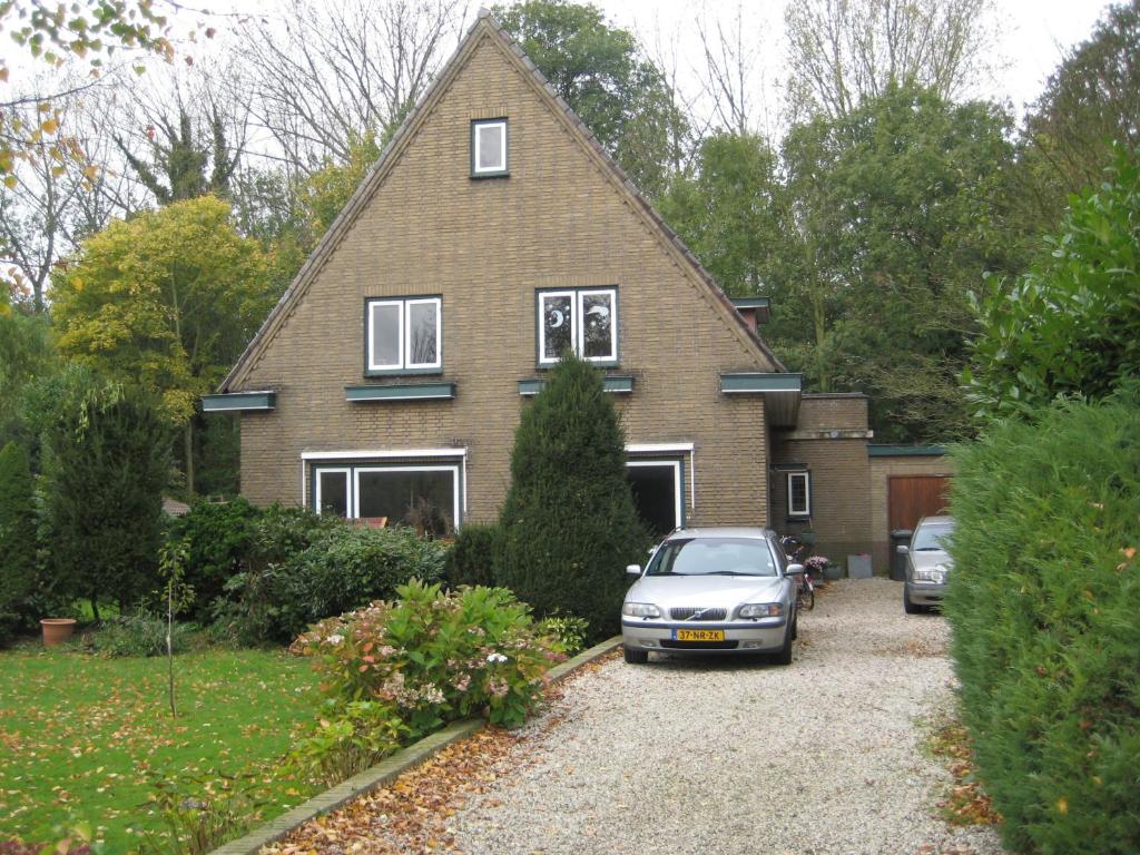 a house with a car parked in front of it at Zeeland aan Zee in Burgh Haamstede