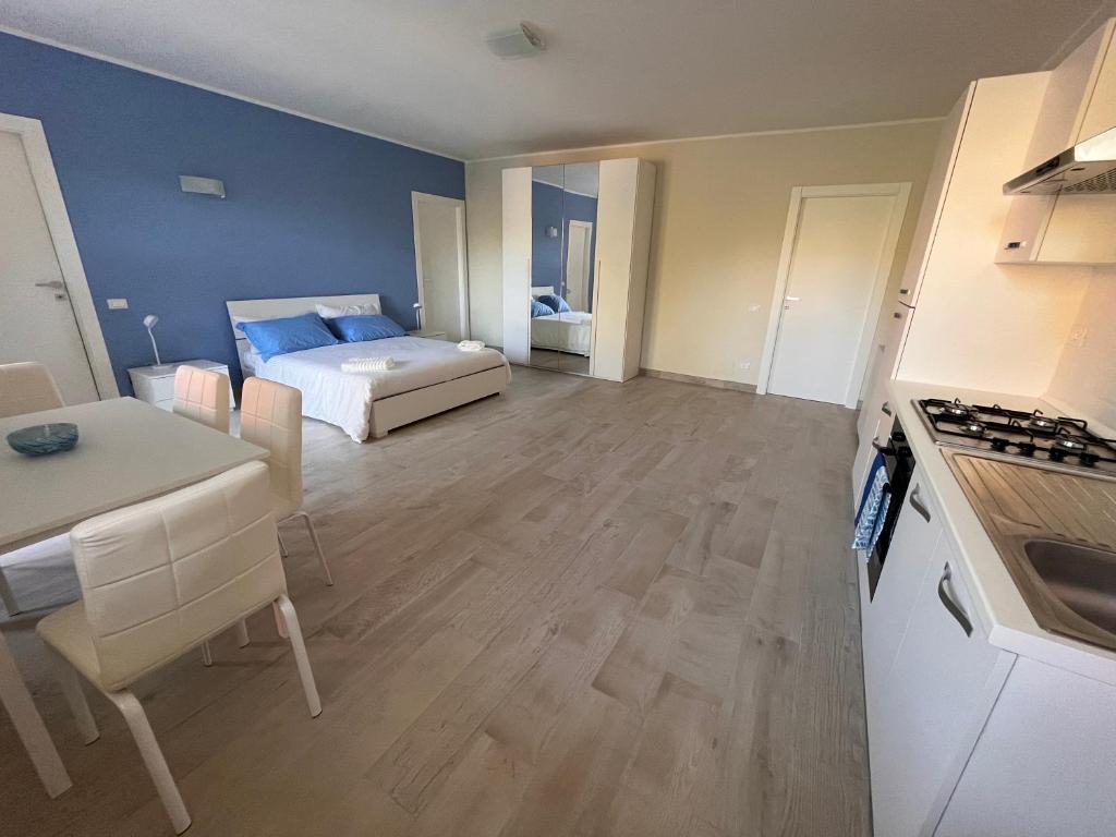 duży pokój z łóżkiem i kuchnią ze stołem w obiekcie Casa Cost w mieście Vetralla