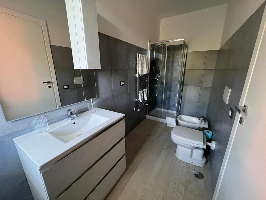 łazienka z białą umywalką i toaletą w obiekcie Casa Cost w mieście Vetralla