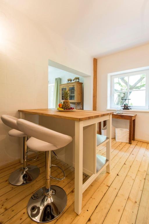 TV a/nebo společenská místnost v ubytování Forest Chalet, 15 min to salzburg olt town, and most beautiful lakes, secluded location, 1,000 sqm garden, mountainview, panorama sauna, bath whirlpool, BBQ&bikes&sunbeds for free, up to 10 p