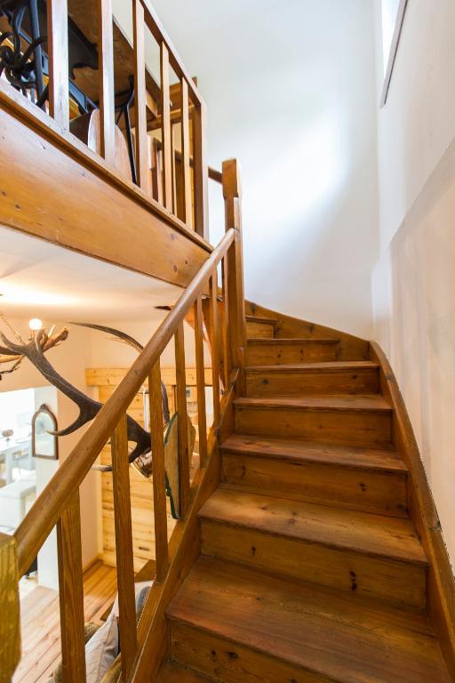 Fotografie z fotogalerie ubytování Forest Chalet, 15 min to salzburg olt town, and most beautiful lakes, secluded location, 1,000 sqm garden, mountainview, panorama sauna, bath whirlpool, BBQ&bikes&sunbeds for free, up to 10 p v destinaci Golling an der Salzach