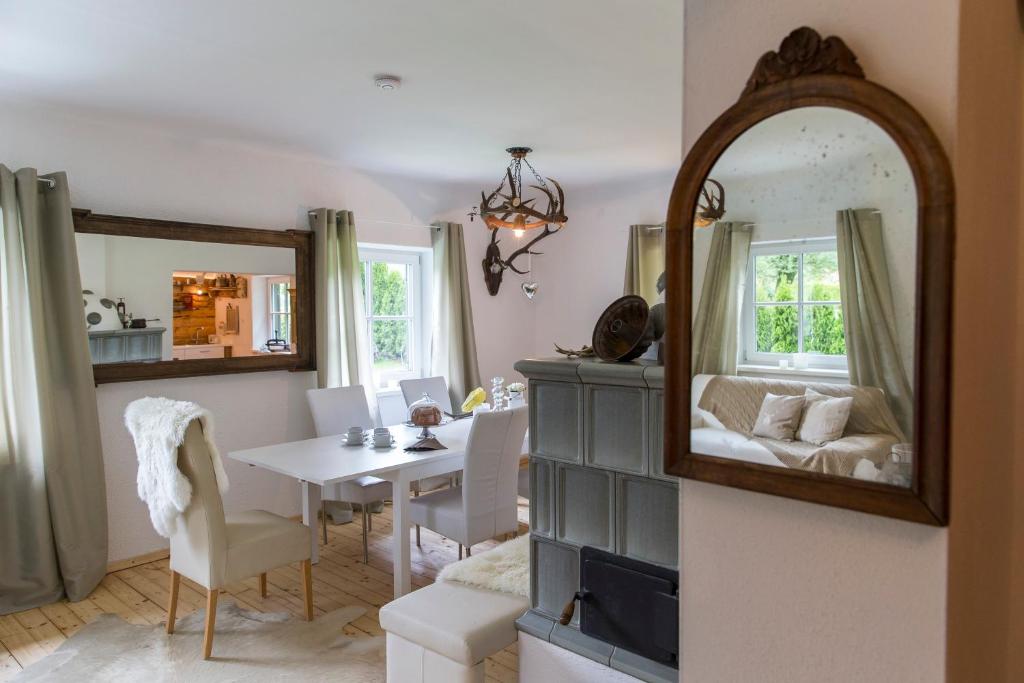 Posezení v ubytování Forest Chalet, 15 min to salzburg olt town, and most beautiful lakes, secluded location, 1,000 sqm garden, mountainview, panorama sauna, bath whirlpool, BBQ&bikes&sunbeds for free, up to 10 p