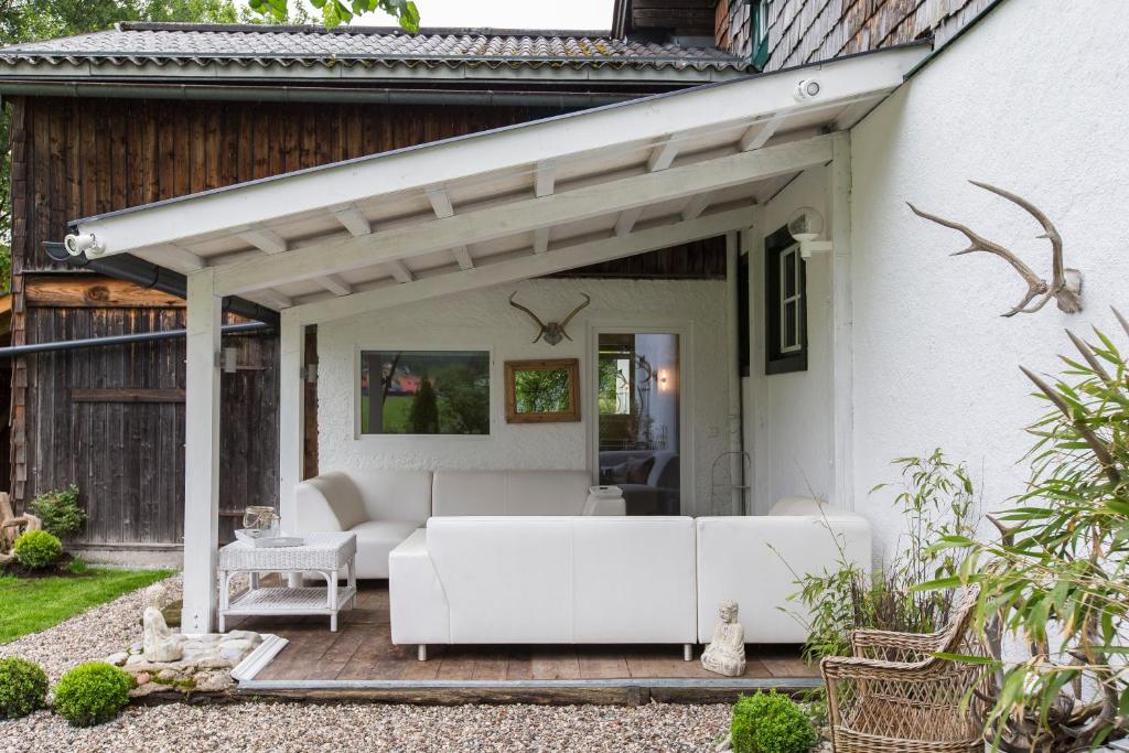 Zahrada ubytování Forest Chalet, 15 min to salzburg olt town, and most beautiful lakes, secluded location, 1,000 sqm garden, mountainview, panorama sauna, bath whirlpool, BBQ&bikes&sunbeds for free, up to 10 p