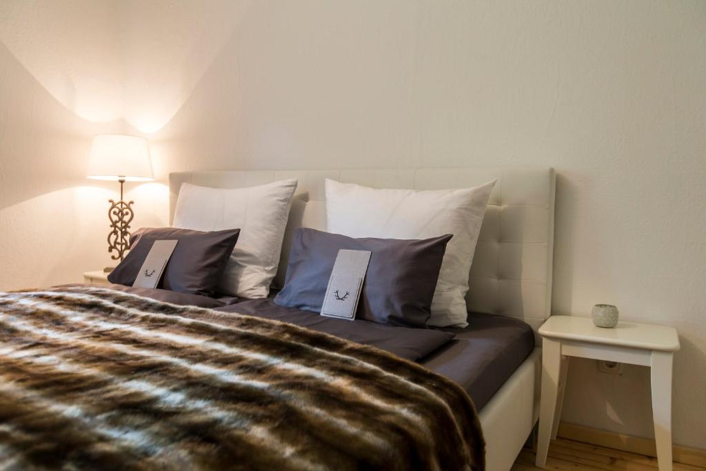 Postel nebo postele na pokoji v ubytování Forest Chalet, 15 min to salzburg olt town, and most beautiful lakes, secluded location, 1,000 sqm garden, mountainview, panorama sauna, bath whirlpool, BBQ&bikes&sunbeds for free, up to 10 p