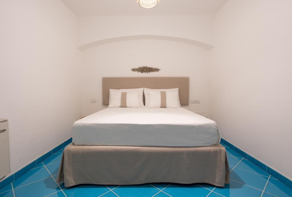 A bed or beds in a room at Villa Buon Gesu'