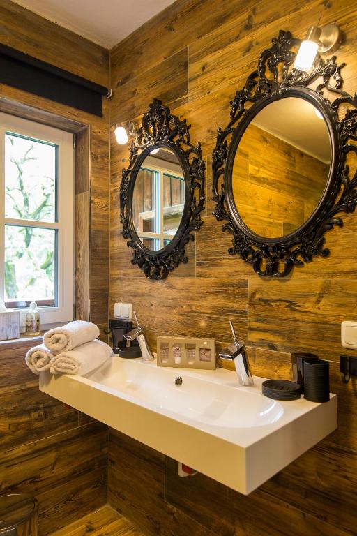 Fotografie z fotogalerie ubytování Forest Chalet, 15 min to salzburg olt town, and most beautiful lakes, secluded location, 1,000 sqm garden, mountainview, panorama sauna, bath whirlpool, BBQ&bikes&sunbeds for free, up to 10 p v destinaci Golling an der Salzach