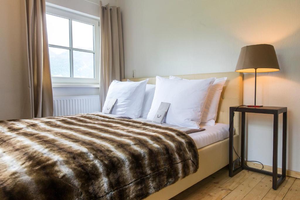 Postel nebo postele na pokoji v ubytování Forest Chalet, 15 min to salzburg olt town, and most beautiful lakes, secluded location, 1,000 sqm garden, mountainview, panorama sauna, bath whirlpool, BBQ&bikes&sunbeds for free, up to 10 p