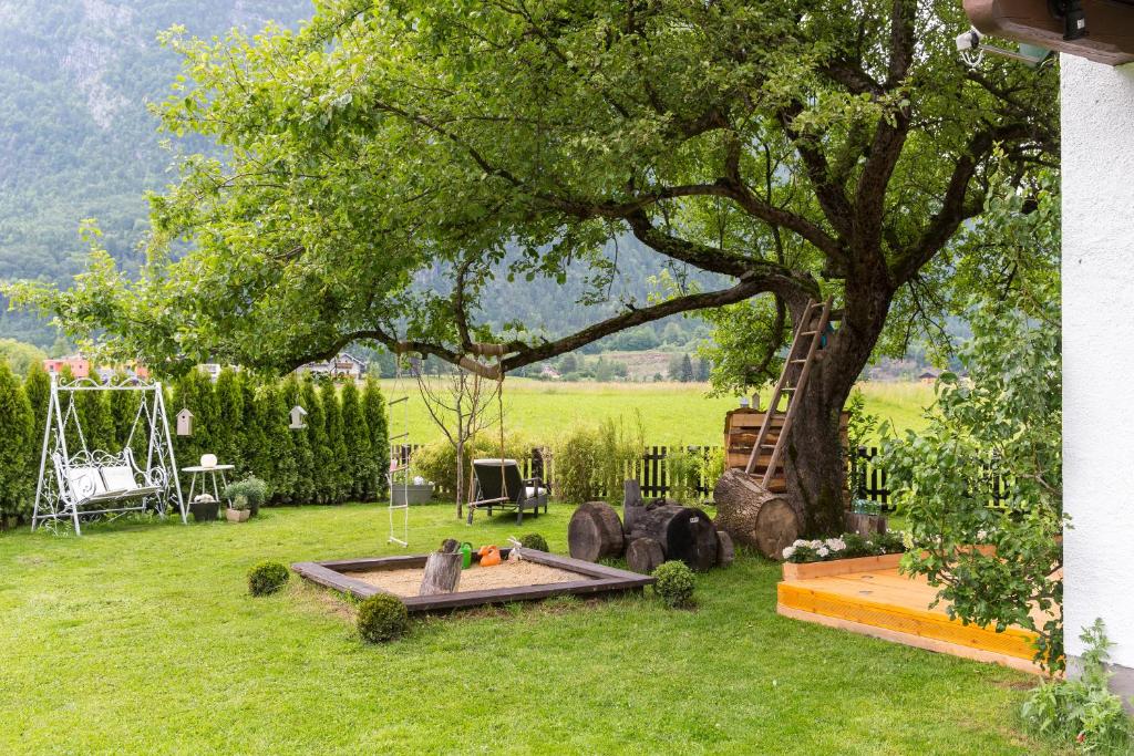 Zahrada ubytování Forest Chalet, 15 min to salzburg olt town, and most beautiful lakes, secluded location, 1,000 sqm garden, mountainview, panorama sauna, bath whirlpool, BBQ&bikes&sunbeds for free, up to 10 p