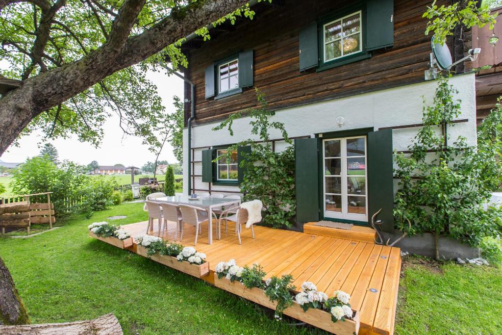 Zahrada ubytování Forest Chalet, 15 min to salzburg olt town, and most beautiful lakes, secluded location, 1,000 sqm garden, mountainview, panorama sauna, bath whirlpool, BBQ&bikes&sunbeds for free, up to 10 p