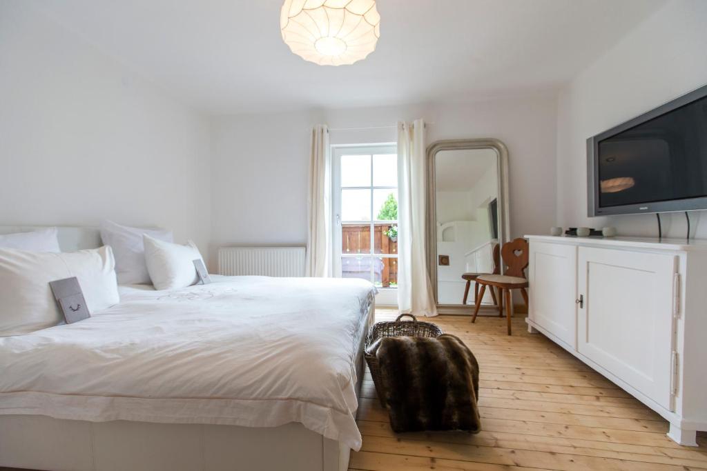 Postel nebo postele na pokoji v ubytování Forest Chalet, 15 min to salzburg olt town, and most beautiful lakes, secluded location, 1,000 sqm garden, mountainview, panorama sauna, bath whirlpool, BBQ&bikes&sunbeds for free, up to 10 p