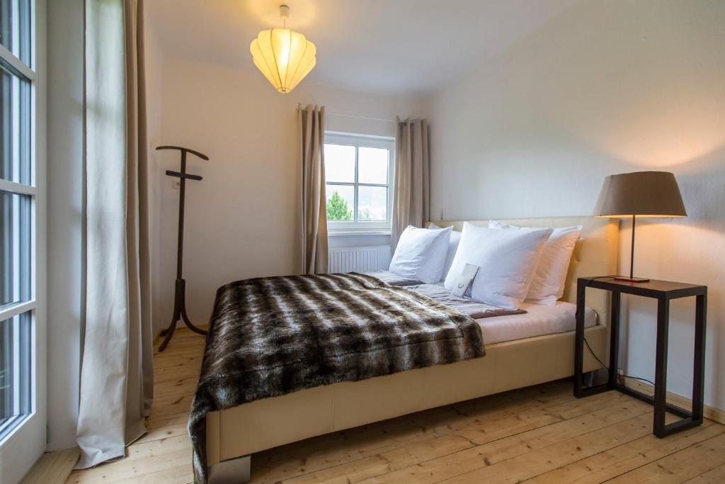 Postel nebo postele na pokoji v ubytování Forest Chalet, 15 min to salzburg olt town, and most beautiful lakes, secluded location, 1,000 sqm garden, mountainview, panorama sauna, bath whirlpool, BBQ&bikes&sunbeds for free, up to 10 p