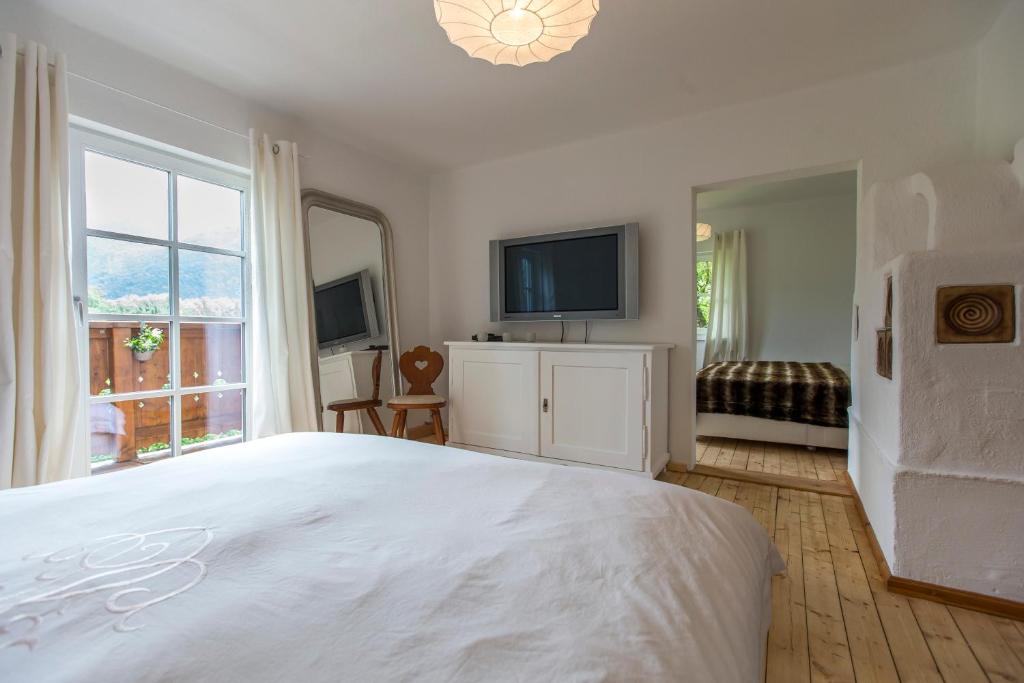 Postel nebo postele na pokoji v ubytování Forest Chalet, 15 min to salzburg olt town, and most beautiful lakes, secluded location, 1,000 sqm garden, mountainview, panorama sauna, bath whirlpool, BBQ&bikes&sunbeds for free, up to 10 p