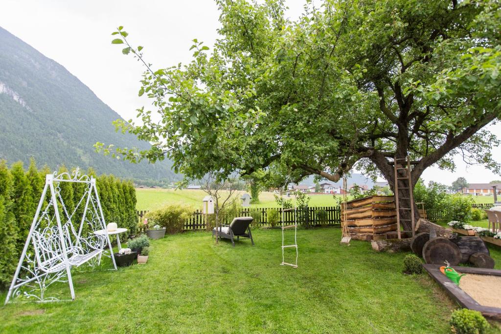 Zahrada ubytování Forest Chalet, 15 min to salzburg olt town, and most beautiful lakes, secluded location, 1,000 sqm garden, mountainview, panorama sauna, bath whirlpool, BBQ&bikes&sunbeds for free, up to 10 p