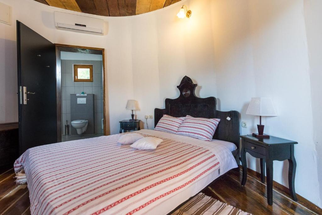 - une chambre avec un lit et 2 oreillers dans l'établissement Agroturizam Duvančić - Konoba dida Marka, à Drniš