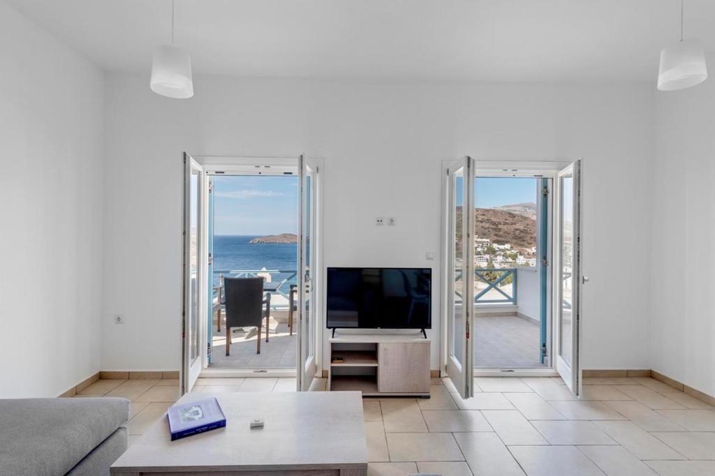 TV a/nebo společenská místnost v ubytování Waterview Apartments