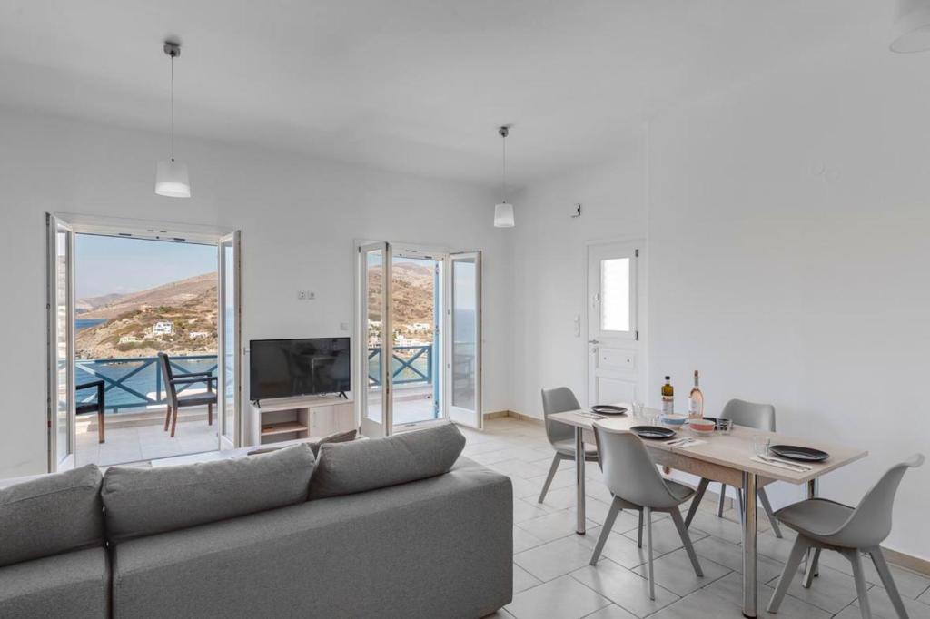 TV a/nebo společenská místnost v ubytování Waterview Apartments