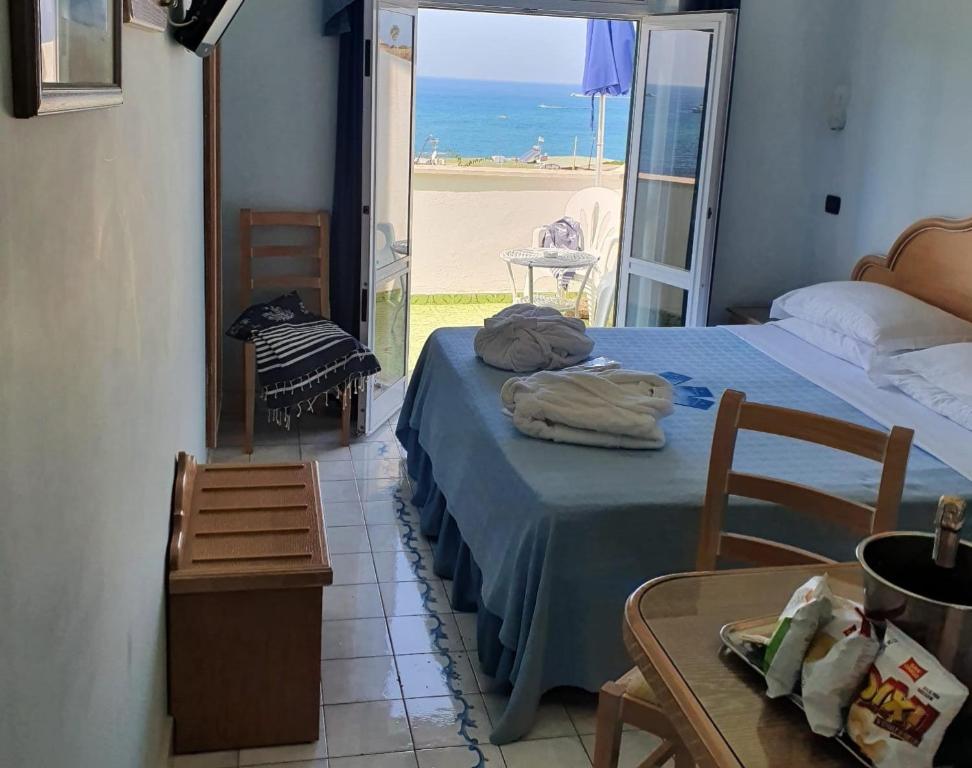Cama o camas de una habitación en Hotel Punta Imperatore
